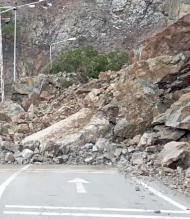 Kürtün’de dev kayalar yola indi! Karayolu çift yönlü trafiğe kapatıldı