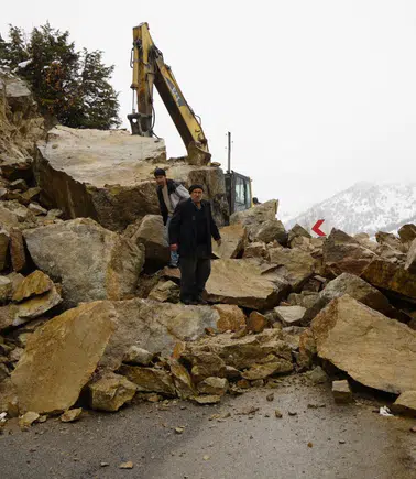 Gümüşhane’de gece yarısı dev kayalar ahırın üzerine düştü