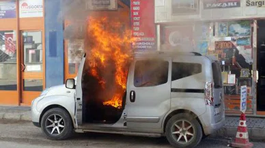 Kelkit'te park halindeki araç alev alev yandı
