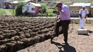 2 ayda yaptıkları tezekleri 12 ay boyunca yakıyorlar