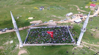 Bu caminin ne kubbesi ne çatısı var