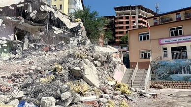 Ve o bina yıkılıyor