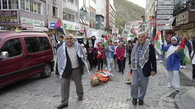 Gümüşhane’de Netanyahu ve Trump’ın maketleri önce yerlerde sürüklendi sonra direğe asıldı