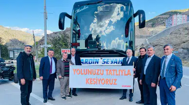 “Terörsüz Türkiye” sürecine destek için Mardin'e giden otobüsü durdurup, tatlı ikram ettiler