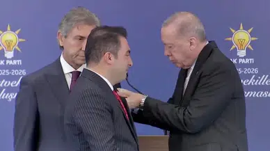 Başkan Abdulbaki Kara’ya rozetini Cumhurbaşkanı Erdoğan taktı