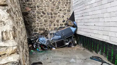 Otomobil 15 metrelik uçurumdan düştü: Sürücü yaralı kurtuldu