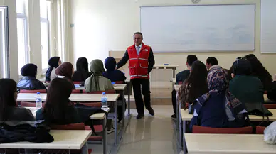 Gümüşhane Üniversitesinde dersler Kızılay yelekleriyle