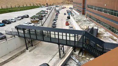 Gümüşhane Devlet Hastanesi'nde yeni yaya köprüsü hizmete girdi