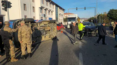 Kelkit'te Belediye aracıyla Jandarma minibüsü çarpıştı: 2 asker yaralandı