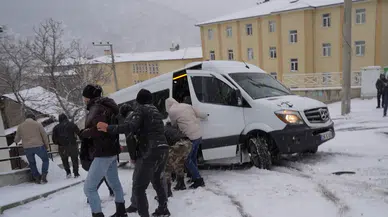 Gümüşhane'de kar yağışı kazalara neden oldu