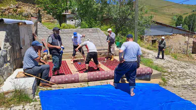 Bu köyde camii halıları erkekler tarafından imeceyle yıkanıyor