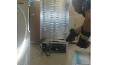 Buzdolabı motoruna giren yılanı itfaiye çıkardı