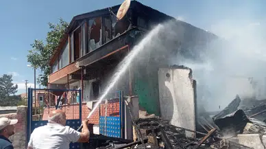 Gümüşhane’de soba yangını: 2 katlı ev kül oldu