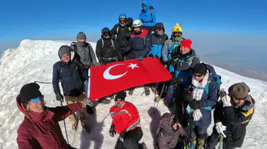 Türkiye'nin çatısında, 5 bin 137 metrede “zirve dostluğu”