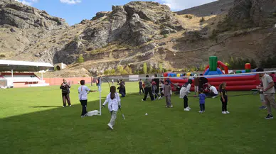 Gümüşhane’de çocuklar için düzenlenen şenlikte yüzlerce çocuk doyasıya eğlendi