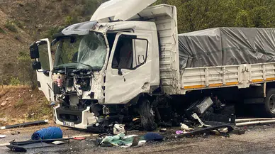 Gümüşhane’de kamyonlar kafa kafaya çarpıştı: 1 ağır yaralı