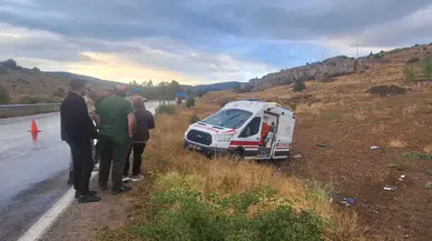 Gümüşhane’de ambulans takla attı: 3 sağlık personeli yaralandı