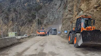 Gümüşhane’de heyelan sonrası kapanan yol yeniden ulaşıma açıldı