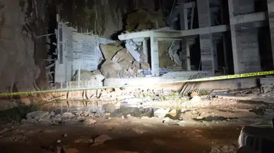 Gümüşhane’de dev kayalar gece yarısı binanın üstüne düştü