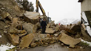 Gümüşhane’de gece yarısı dev kayalar ahırın üzerine düştü
