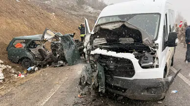 Kelkit’te feci kaza: Öğretmen servisi ile otomobil çarpıştı: 1 ölü, 10 yaralı