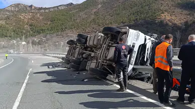 Virajı alamayan TIR bariyerlere saplandı: Sürücü yaralandı