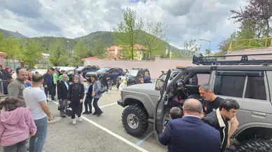 Okul Bahçesine Dev Araçlarla Girdiler! Özel Çocukların Heyecanı Görülmeye Değerdi