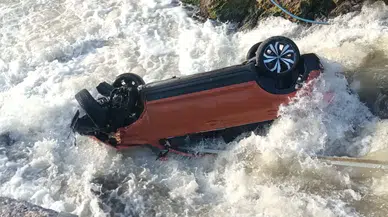 Bariyerler bile durduramadı! Gümüşhane'de otomobil dereye uçtu: 1 yaralı