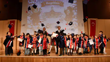 Gümüşhane'de Miniklerin Kep Atma Coşkusu: Geleceğin Bilim İnsanları Diplomalarını Aldı!