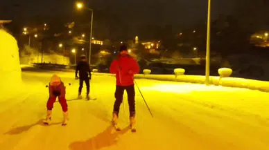 Gümüşhane sokaklarına kayak takımlarıyla indiler