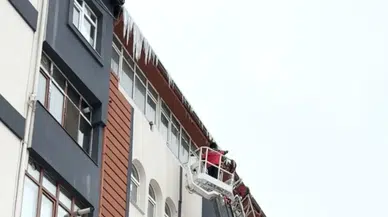 Gümüşhane'de çatılardaki ‘Buz kılıçları’ tek tek indiriliyor