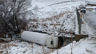 Kelkit-Erzincan yolunda korku dolu anlar! LPG yüklü tanker dereye uçtu