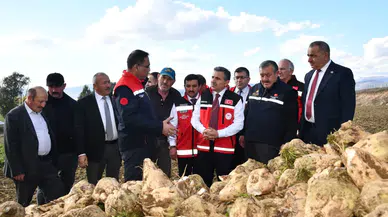 Vali Cevdet Atay Kelkit'te Şeker Fasulyesi ve Şeker Pancarı Hasadına Katıldı