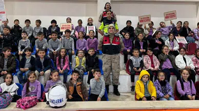 Kürtün'de Minik Öğrencilere Hayati Ders: Trafik Jandarması Özkürtün'de Sahaya İndi