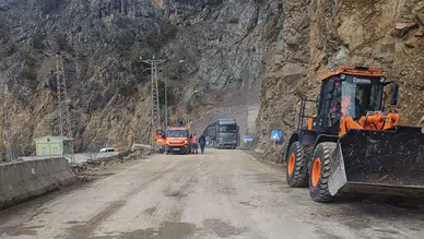 Gümüşhane’de heyelan sonrası kapanan yol yeniden ulaşıma açıldı