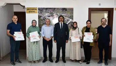 Gümüşhane'de Bilimin Öncüsü Öğretmenlere Plaket Verildi