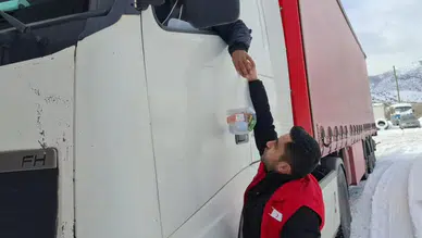 Dağlar geçit vermeyince Kızılay sürücülerin imdadına hızır gibi yetişti