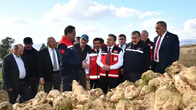 Vali Cevdet Atay Kelkit'te Şeker Fasulyesi ve Şeker Pancarı Hasadına Katıldı