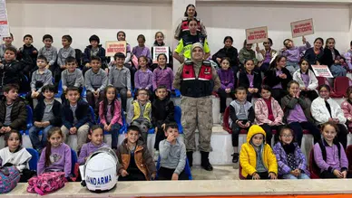 Kürtün'de Minik Öğrencilere Hayati Ders: Trafik Jandarması Özkürtün'de Sahaya İndi