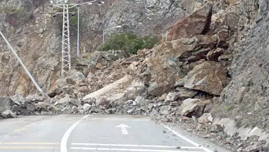 Kürtün’de dev kayalar yola indi! Karayolu çift yönlü trafiğe kapatıldı