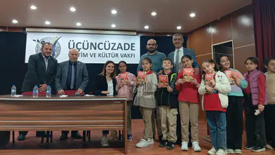 Köse'de Kitabı Okuyan Ödülü Kaptı: Öğrencilerin Yoğun İlgi Gösterdiği Yazar Yeni Müjdeyi Verdi!