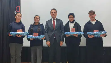 Gümüşhane'de Gençlerin "İstiklal" Yarışı: Şiran Fen Lisesi Şampiyon Oldu!