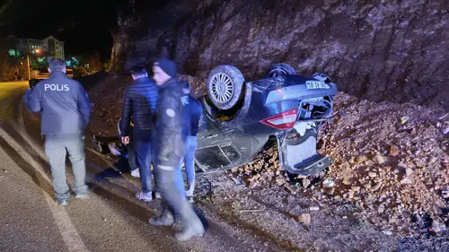 Gümüşhane'de yoldaki kaya parçaları kazaya neden oldu: 2 yaralı