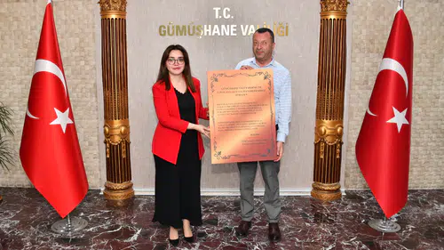 Akrostiş Şiir Ustası Coşkun Tuncer, Vali Yardımcısı Bahar Kaya’ya Tablo Takdim Etti