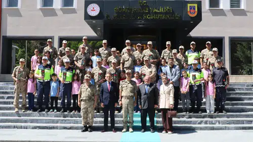Gümüşhane'de ilkokul öğrencilerinden Jandarma teşkilatına 187. yıl sürprizi