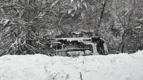 Gümüşhane'de ambulans dere yatağına yuvarlandı