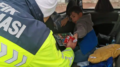 Karnesini alan yola çıktı, ilk tebrik Jandarma’dan geldi
