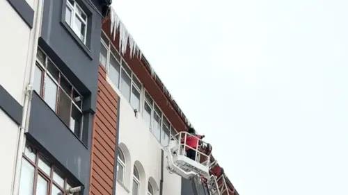 Gümüşhane'de çatılardaki ‘Buz kılıçları’ tek tek indiriliyor