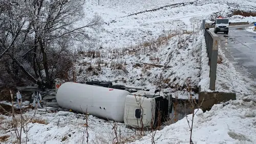 Kelkit-Erzincan yolunda korku dolu anlar! LPG yüklü tanker dereye uçtu
