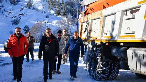 Vali Aydın Baruş kar mücadelesini 1800 metre rakımda inceledi
